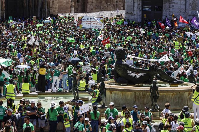 Profesores de la educación pública no universitaria durante una manifestación, a 11 de mayo de 2026, en Valencia, Comunidad Valenciana (España). 