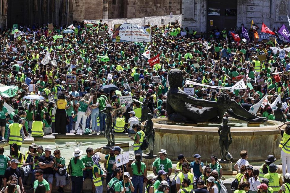 Profesores de la educación pública no universitaria durante una manifestación, a 11 de mayo de 2026, en Valencia, Comunidad Valenciana (España). 