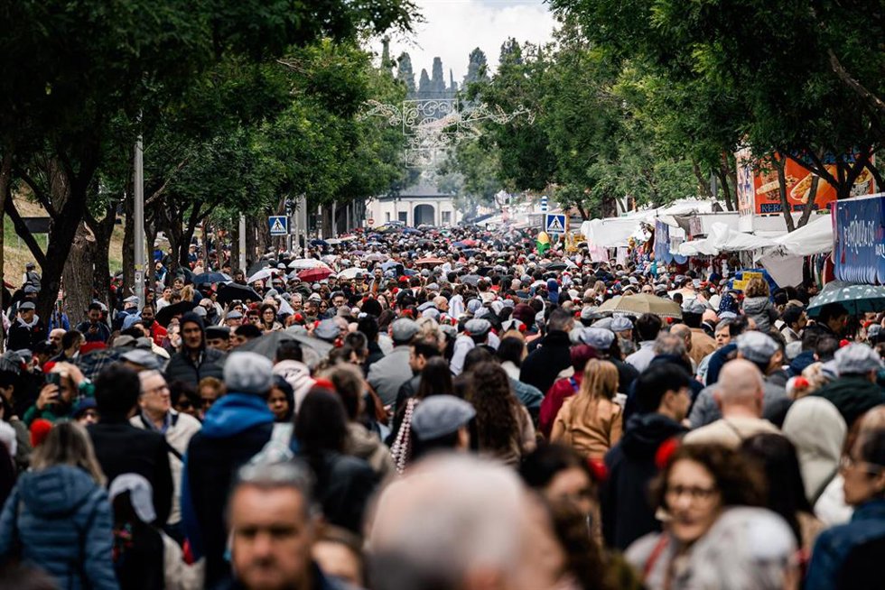 Decenas de personas en la Pradera de San Isidro, a 15 de mayo de 2025, en Madrid (España)