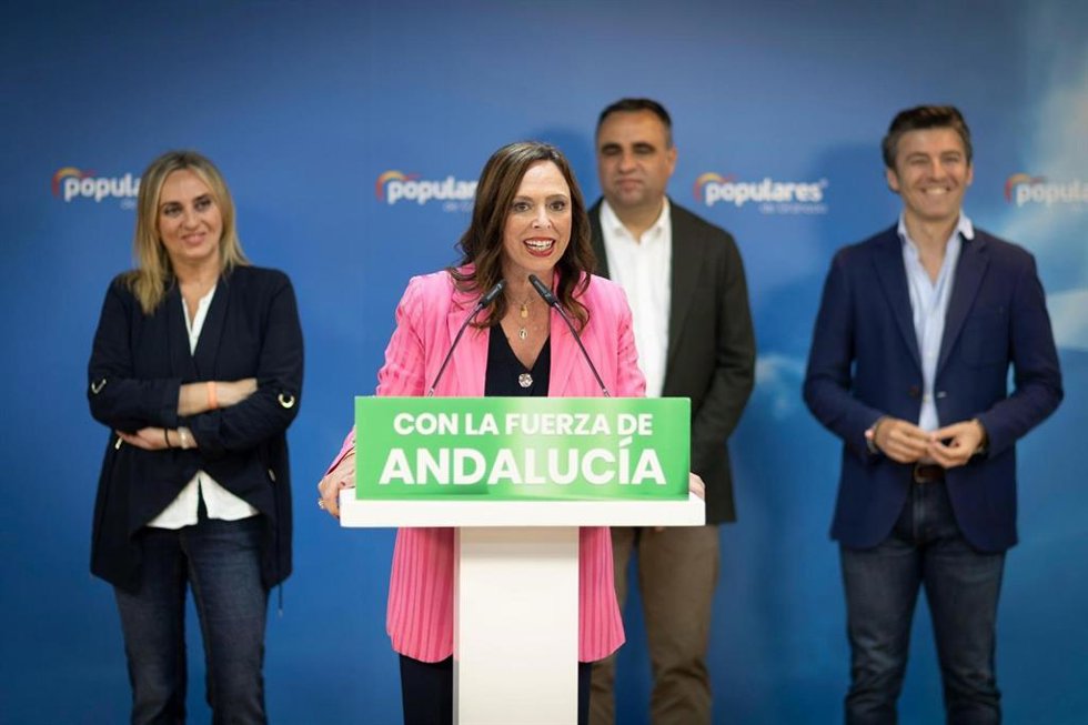 La candidata número uno del PP por Granada, Rocío Díaz, comparece junto al presidente del partido en la provincia, Francis Rodríguez; la alcaldesa de la capital, Marifrán Carazo; y el jefe de campaña electoral y concejal en la capital, Jorge Saavedra.