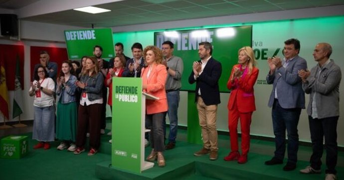 La secretaria general del PSOE de Huelva, María Eugenia Limón, junto a otros miembros de la formación.