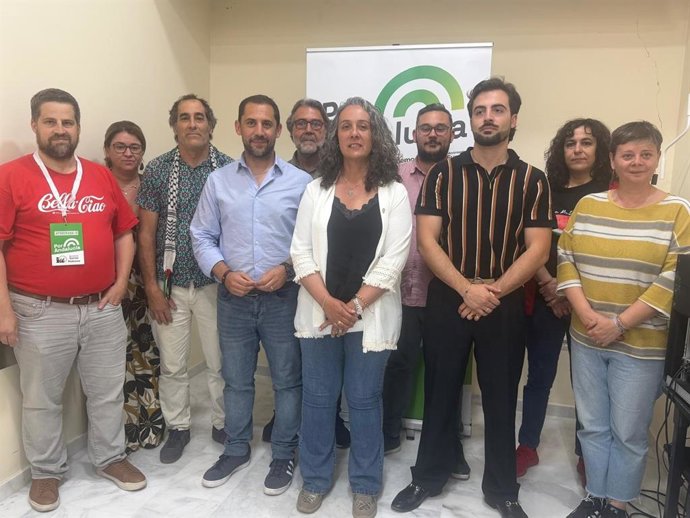 Rosa María Rodríguez (centro), junto a otros miembros de la candidatura y responsables en Córdoba de los partidos que integran la coalición.