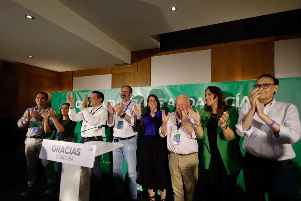 Representantes del PP de Córdoba en la noche electoral por el 17M.