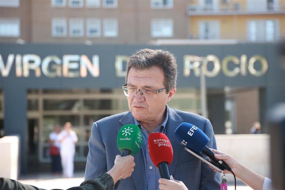 El presidente del SMA, Rafael Ojeda, a las puertas del hospital sevillano Virgen del Rocío.