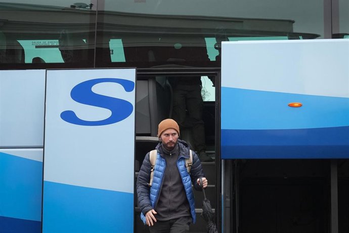 Archivo - Una persona en la estación de autobuses Fabra i Puig.