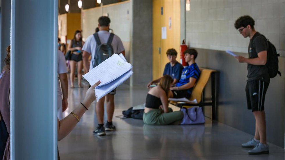 Archivo - Estudiantes en los pasillos de la UIB antes de examinarse de la PAU.
