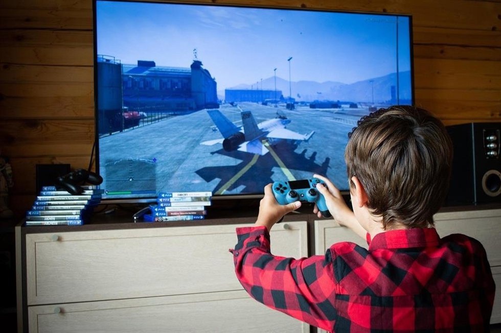 Archivo - Niño jugando a videojuegos.