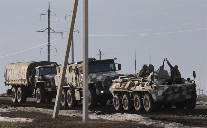 Archivo - Vehículos militares aparcados junto a una carretera cerca de la frontera entre Rusia y Ucrania en la región de Bélgorod, Rusia.