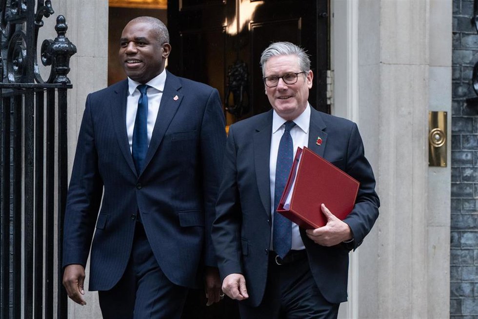 Archivo - El vice primer ministro y titular de Justicia, David Lammy, junto al primer ministro de Reino Unido, Keir Starmer, a la salida de Downing Street.