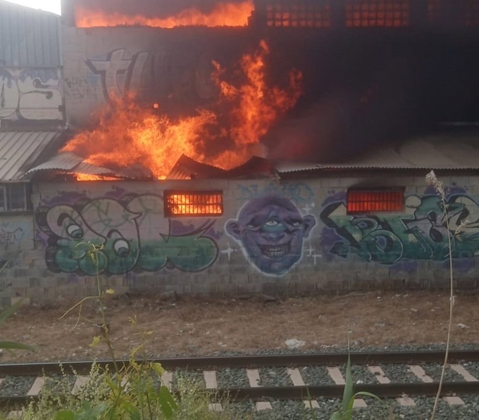 Incendio en una nave de textiles en el Polígono Juncaril. En la imagen se puede apreciar la proximidad a las vías del tren de la fachada del inmueble que sufrió un derrumbe parcial y que obligo a suspender el tráfico ferroviario entre Albolote y Granada.