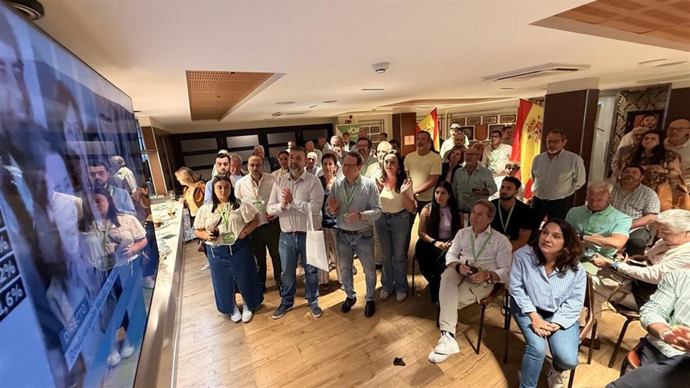 Representantes de Vox Córdoba en la noche electoral del 17M.