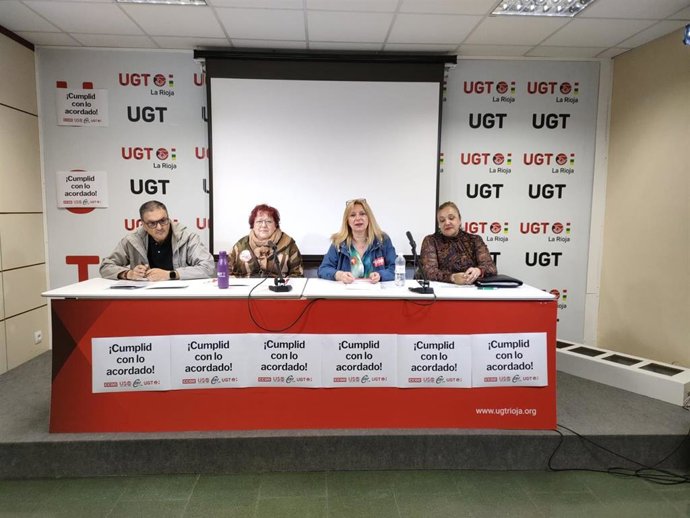 Representantes de los sindicatos negociadores del convenio colectivo de residencias y centros de día de La Rioja -CCOO, CSIF, UGT y USO- en comparecencia de prensa
