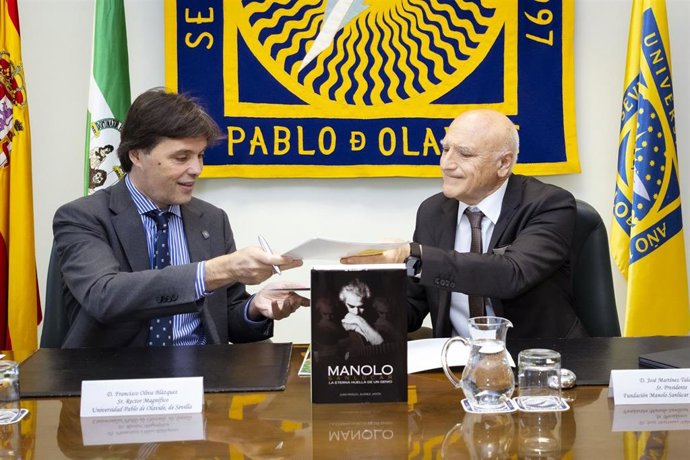 La Universidad Pablo de Olavide (UPO) y la Fundación Manolo Sanlúcar Aura Seguros durante la firma de un protocolo