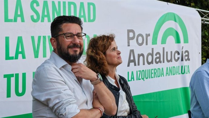 La cabeza de lista de Por Andalucía por Cádiz, Esperanza Gómez, junto a Jorge Rodríguez, coordinador de IU en la provincia de Cádiz, durante el mitín de cierre de campaña en Trebujena el pasado viernes 15 de mayo.  ARCHIVO.