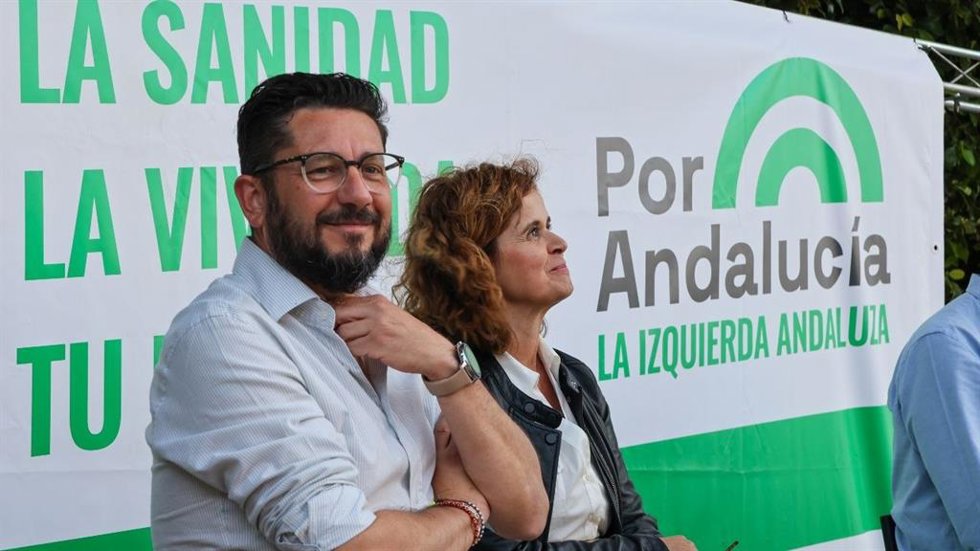 La cabeza de lista de Por Andalucía por Cádiz, Esperanza Gómez, junto a Jorge Rodríguez, coordinador de IU en la provincia de Cádiz, durante el mitín de cierre de campaña en Trebujena el pasado viernes 15 de mayo.  ARCHIVO.
