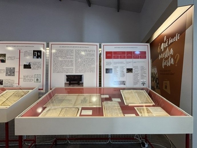 La muestra 'Del arca de las tres llaves a la nube' exhibe en Acehúche el patrimonio documental del municipio cacereño