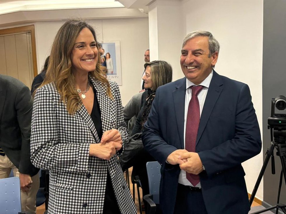 El consejero de Movilidad y Transformación Digital, José Luis Sanz Merino (derecha), en la inauguración de la jornada 'El papel de la logística en el noroeste' celebrada en la capital leonesa.