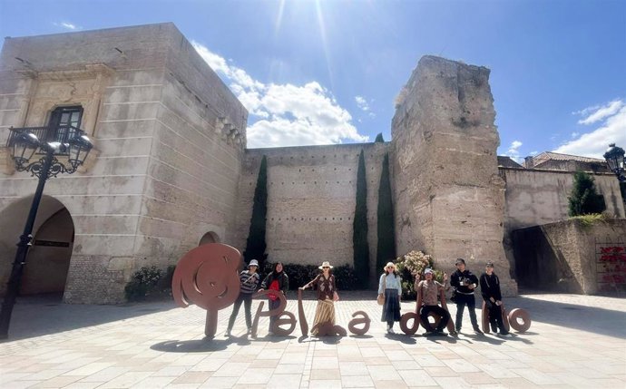 Los periodistas chinos en su visita a Palma del Río.