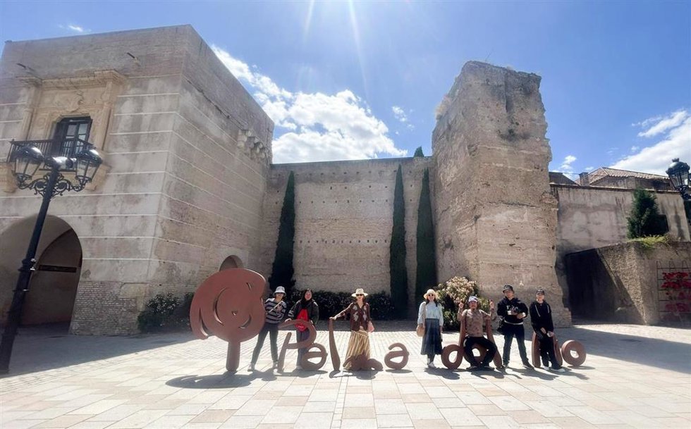Los periodistas chinos en su visita a Palma del Río.