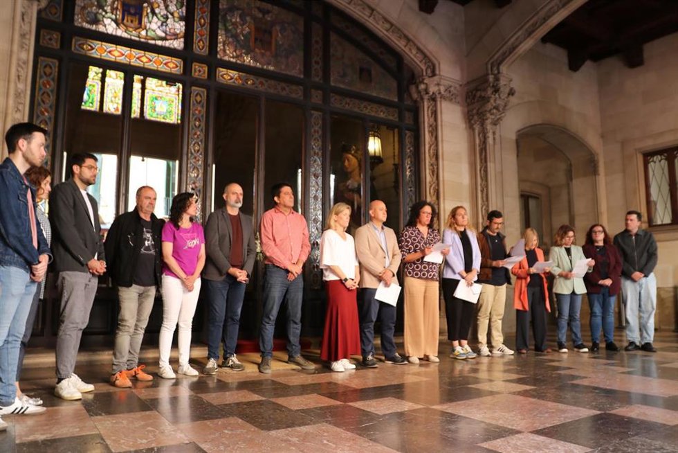 Los consellers del PSIB, MÉS per Mallorca y El PI en el Consell de Mallorca leen un manifiesto con motivo del Día Internacional contra la Lgtbi-fóbia.
