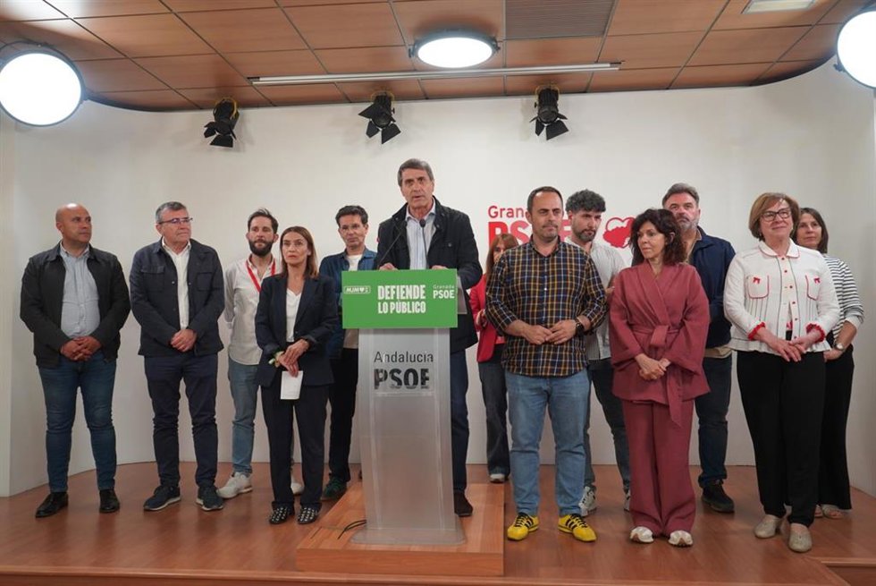 El PSOE de Granada asume la pérdida de un parlamentario y anuncia una oposición "mucho más contundente"