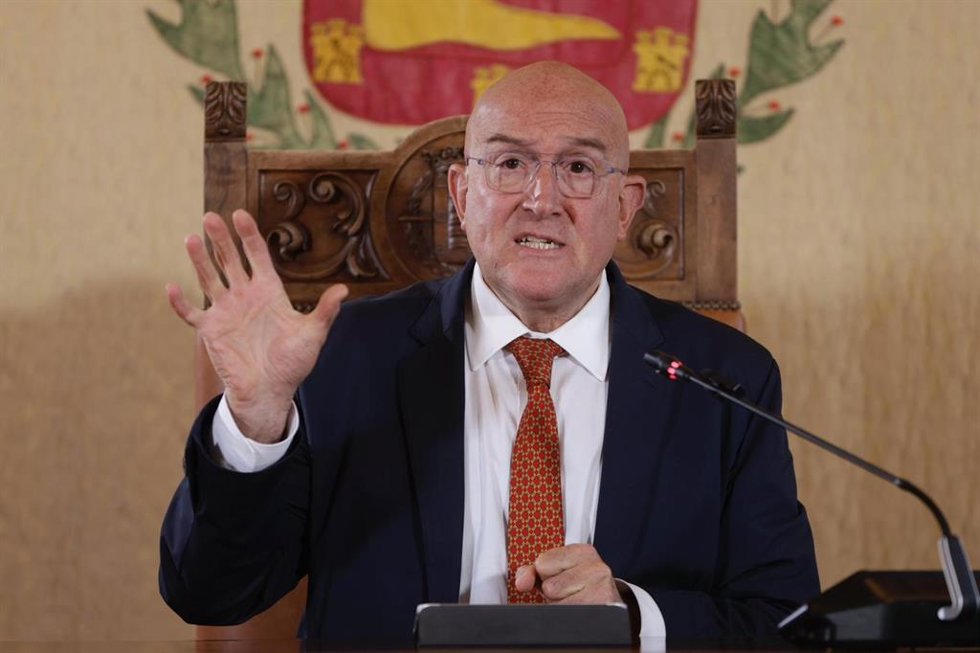 El alcalde de Valladolid, Jesús Julio Carnero, en rueda de prensa.