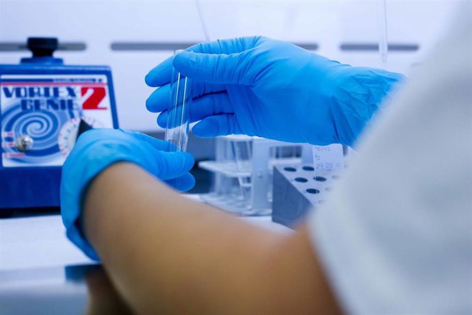 Archivo - Pfizer duplica el número de pacientes involucrados en sus ensayos clínicos en España, con "5.165 en 2025"