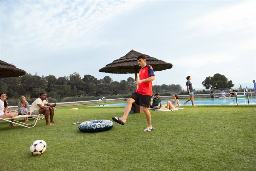 Archivo - Pedri, en la imagen, e Iniesta protagonizan junto a clientes y trabajadores la campaña de verano de Decathlon