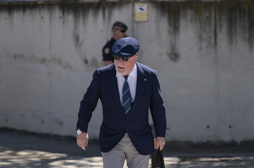 Archivo - El excomisario José Manuel Villarejo a su salida al primer día del juicio de la Operación Kitchen, en la Audiencia Nacional, a 6 de abril de 2026, en San Fernando de Henares, Madrid (España).