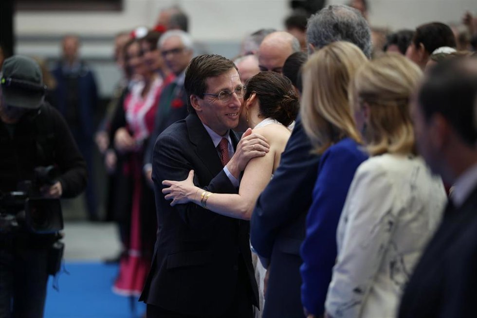 El alcalde de Madrid, José Luis Martínez-Almeida, saluda a la presidenta de la Comunidad de Madrid, Isabel Díaz Ayuso, durante el acto de entrega de las Medallas de Honor con motivo de la festividad de San Isidro