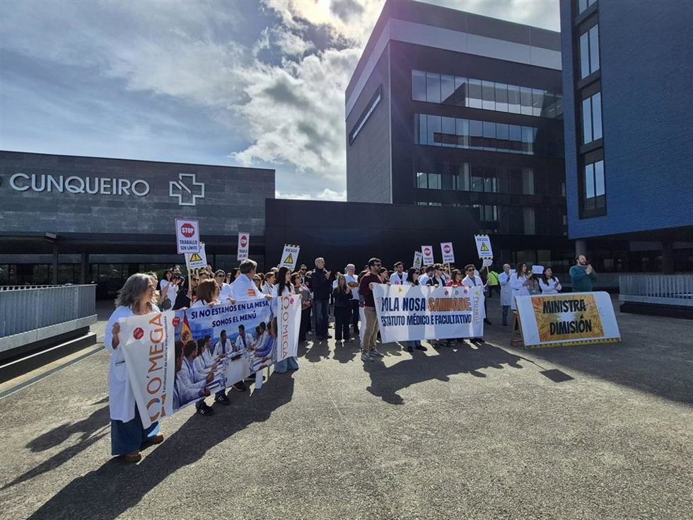 Concentración de médicos, en huelga contra el estatuto marco, frente al hospital Álvaro Cunqueiro de Vigo, a 18 de mayo de 2026.