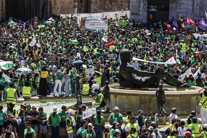 Professors de l'educació pública no universitària durant una manifestació, a 11 de maig del 2026, a València, Comunitat Valenciana (Espanya). 