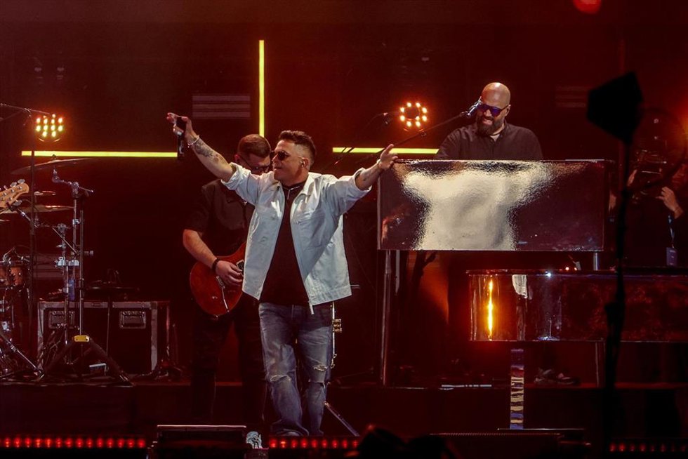 Archivo - El cantante Alejandro Sanz actúa durante el concierto Telefónica 100 Live, en el Estadio Santiago Bernabéu, a 18 de mayo de 2024, en Madrid (España). 