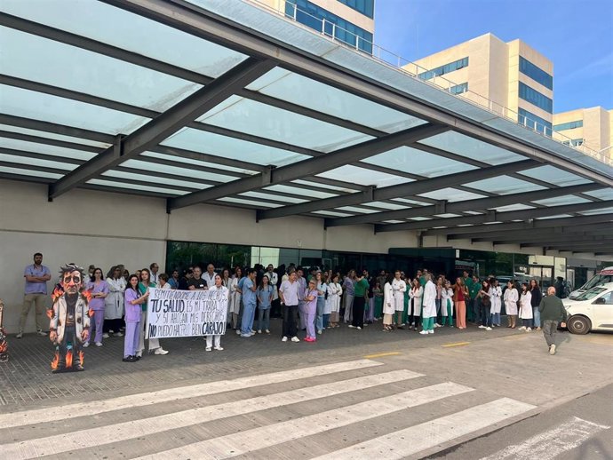 Concentración de médicos frente a La Fe