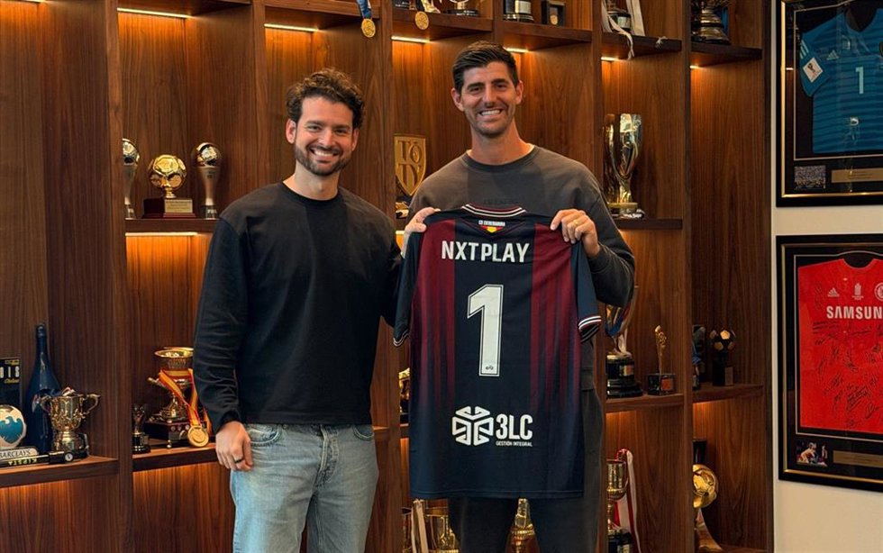 El belga Thibaut Courtois, cofundador de NXTPLAY, junto a Gonzalo Vila, cofundador de NXTPLAY, que se incorpora al Consejo de Administración del CD Extremadura como vicepresidente.