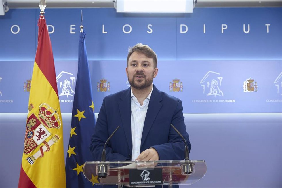 Archivo - El diputado de Sumar Alberto Ibáñez Mezquita durante una rueda de prensa, en el Congreso de los Diputados, a 9 de abril de 2026, en Madrid (España).