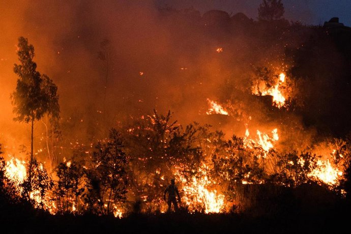 Archivo - Vista del incendio forestal en el monte Galleiro, a 6 de abril de 2026, en Ribadetea, Ponteareas, Pontevedra, Galicia (España). 