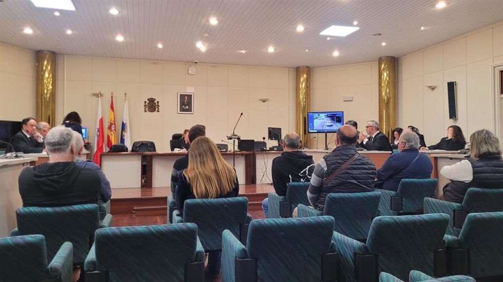 Juicio a ocho taxistas por increpar, empujar y dar puñetazos a un conductor de Cabify en el aeropuerto de Santander