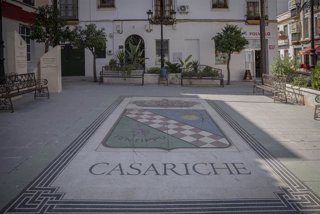 Archivo - La plaza Alcalde Jose Ramón Parado Cano de Casariche, en foto de archivo.