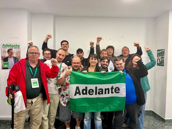 La parlamentaria electa de Adelante Andalucía por Granada, Inma Manzano, junto a compañeros de la formación, celebrarn los resultados electorales del 17M que han permitido que tenga una representante en la cámara legislativa regional.