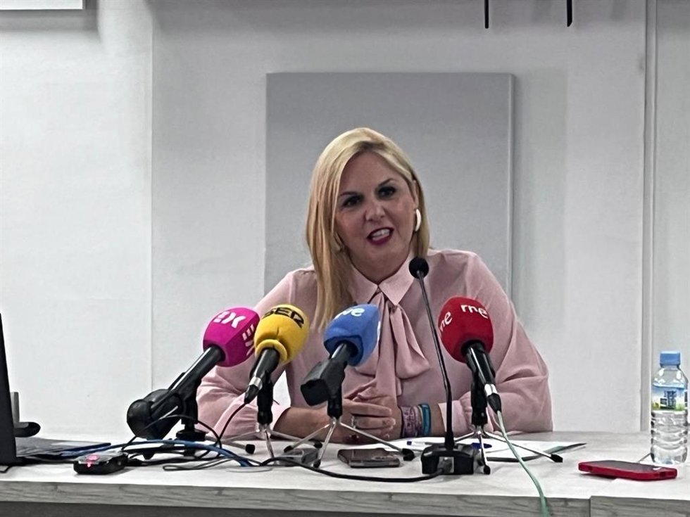 La consejera de Hacienda, Administración Pública y Diálogo Social, Elena Manzano, ofrece una rueda de prensa