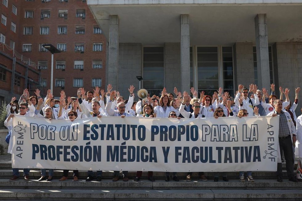 Varias personas durante la concentración de médicos y sanitarios con motivo de la cuarta semana de huelga, en el Hospital Clínico San Carlos, a 18 de mayo de 2026, en Madrid (España)