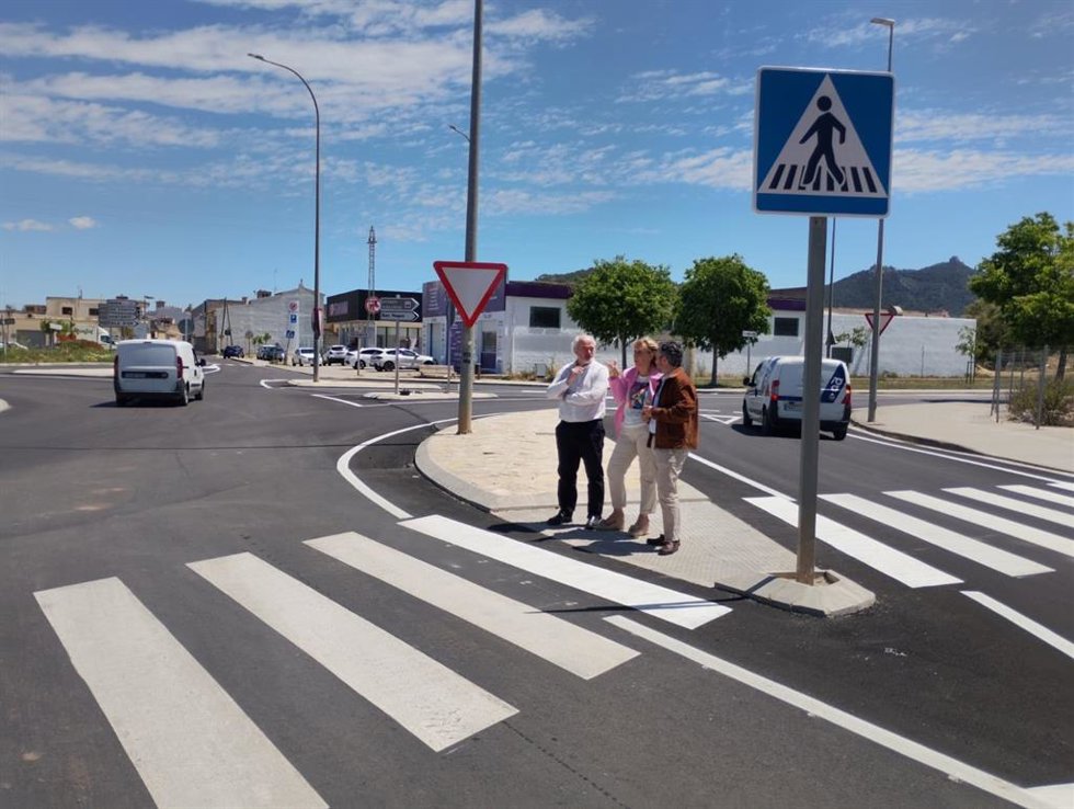 El conseller insular de Territorio, Movilidad e Infraestructuras, Fernando Rubio, y la alcaldesa de Felanitx, Catalina Soler, visitan las obras de la rotonda de acceso al futuro Hospital de Felanitx.