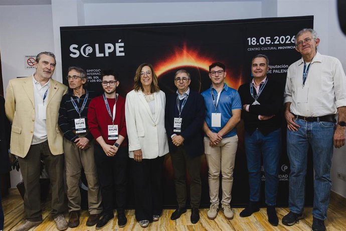 La presidenta de la Diputación de Castilla y León, Ángeles Armisénla (c), junto a miembros del equipo de Gobierno, en la inauguración del Simposio Internacional del Sol y los Eclipses (SOPLÉ), a 18 de mayo de 2026, en Palencia, Castilla y León (España). E