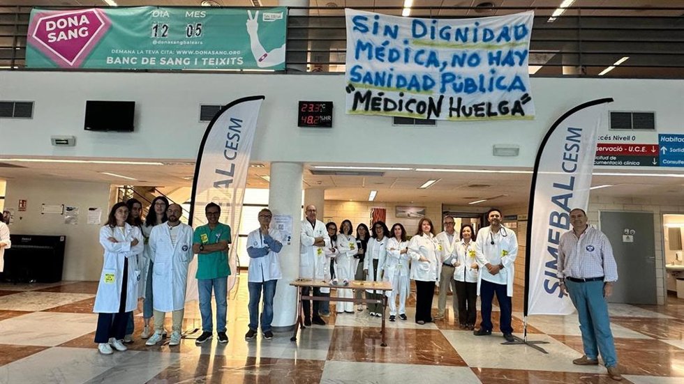 Concentración de médicos en el Hospital Universitario Son Llàtzer en el arranque de la cuarta semana de huelga.