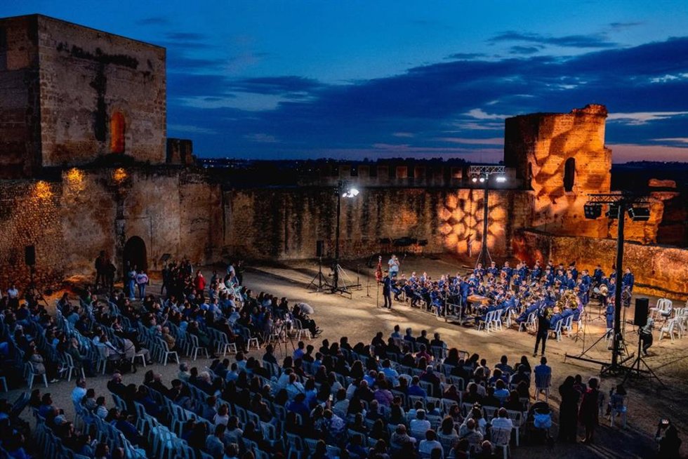 Imagen del público asistente al concierto en el Patio de los Silos del Castillo de Alcalá.