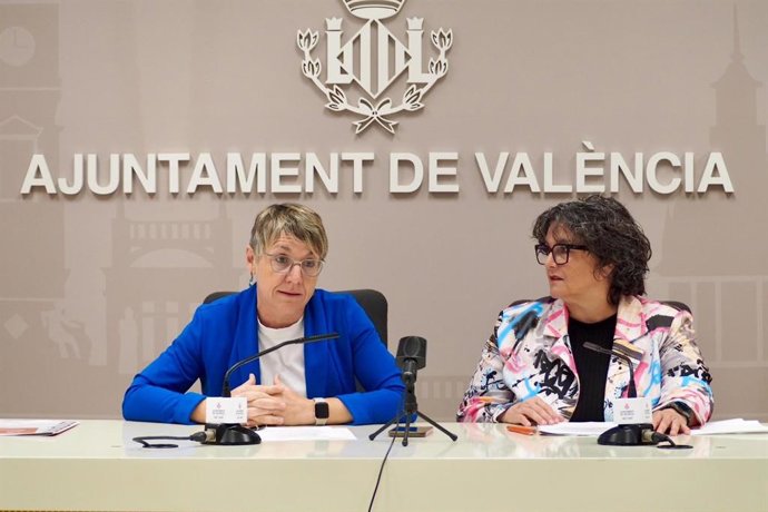 Les regidores de Compromís Papi Robles, díndica del grup, i Lluïsa Notario en roda de premsa