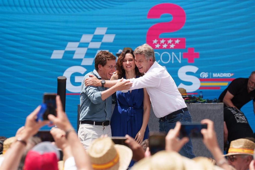 Archivo -  El alcalde de Madrid, José Luis Martínez-Almeida, la presidenta de la Comunidad de Madrid, Isabel Díaz Ayuso, y el presidente del Partido Popular, Alberto Núñez Feijóo, en el parque de Berlín, a 1 de junio de 2025, en Madrid (España). 