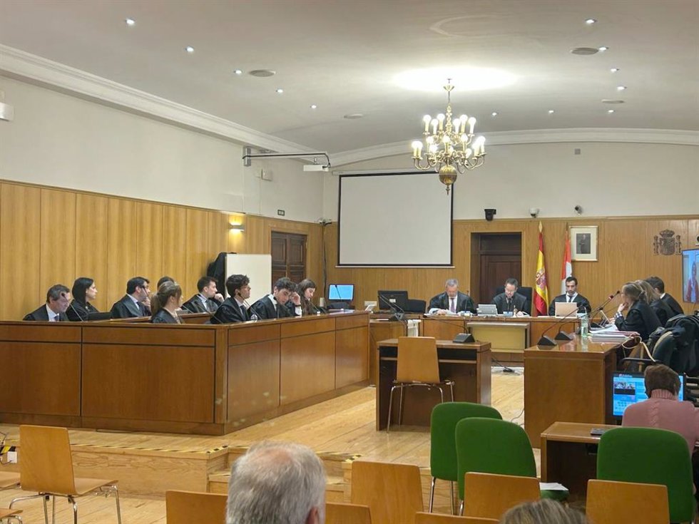 Archivo - El Salvador.- Trabajadores de aseguradoras avalan el "buen" funcionamiento del grupo funerario El Salvador del 'caso ataúdes'