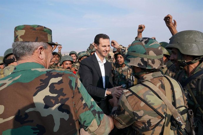 Archivo - Arquivo - Bashar al-Assad com militares sírios em uma foto de arquivo.